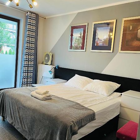 Airport Comfy Guest Home Varsavia Esterno foto