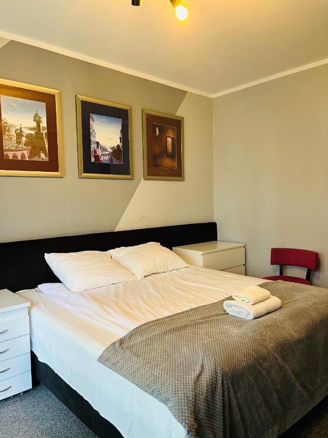 Airport Comfy Guest Home Varsavia Esterno foto